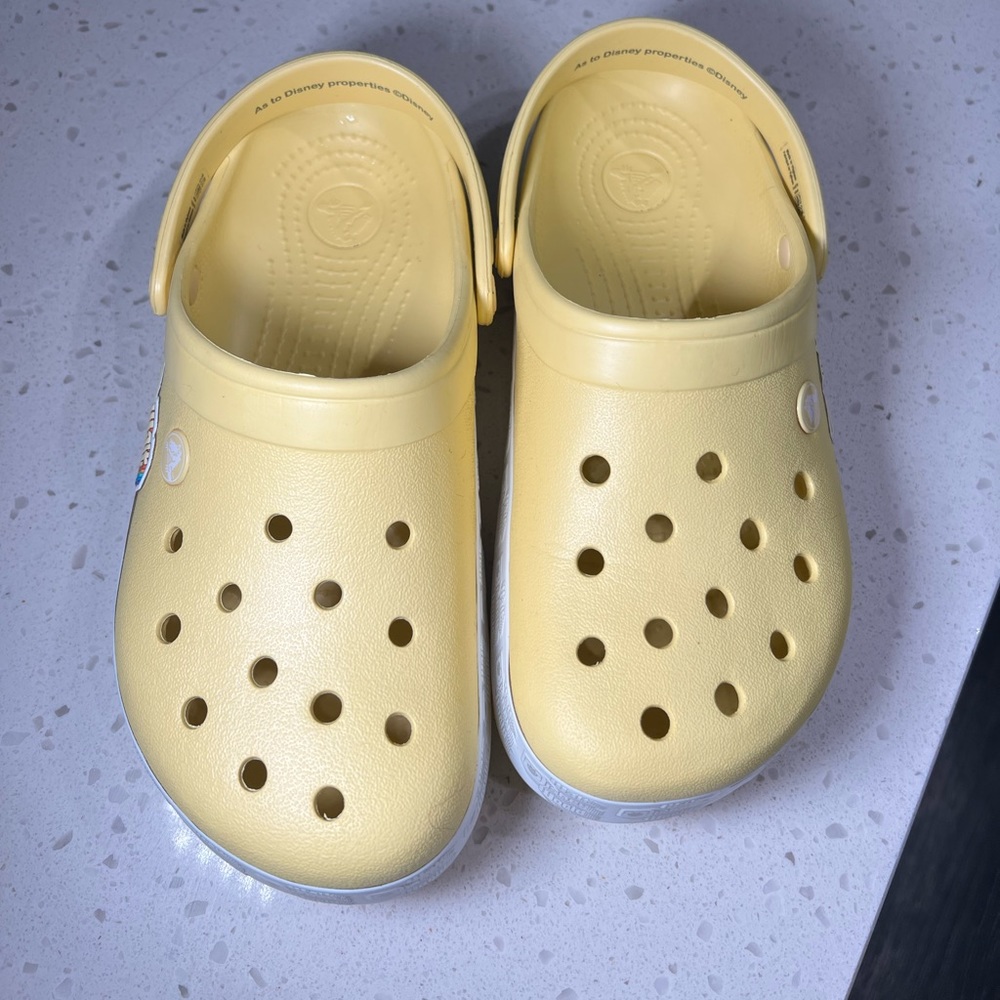 Walt Disney World Retro Logo Croc Clogs Yellow (Light Yellow)